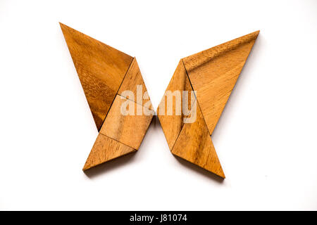 Hölzerne Tangram puzzle in Schmetterlingsform auf weißem Hintergrund Stockfoto