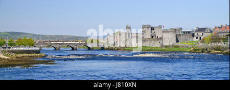 Irland, County Limerick, Limerick Stadt, St Johns Castle und River Shannon. Stockfoto