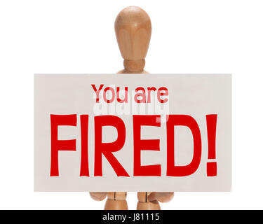 Hölzerne Puppe hielt eine weiße Karte mit der Meldung "You are fired!" auf einem weißen Hintergrund Stockfoto