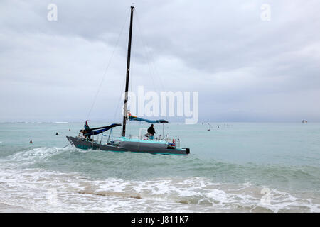 Segeln mit Segel an einem bewölkten Tag. Vor der Küste von Waikiki in Hawaii. Stockfoto