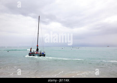 Segeln mit Segel an einem bewölkten Tag. Vor der Küste von Waikiki in Hawaii. Stockfoto