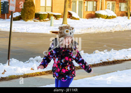 Kleines Mädchen Schneeschaufeln auf Basislaufwerks Weg. Kind mit Schaufel spielen im Freien in der Wintersaison. Stockfoto