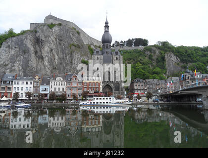 Reflexionen der wunderschöne Wahrzeichen und Architekturen Dinant an der Maas, Region Wallonien, Belgien Stockfoto