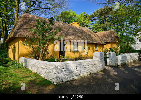 Irland, County Clare, Bunratty Folk Park, Berg Bauernhaus eines ärmeren Bauern. Stockfoto