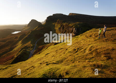 Mutter und Sohn auf dem Plateau stehen und blickte auf die dramatische Landschaft in Quiraing, Isle Of Skye, Schottland. Stockfoto