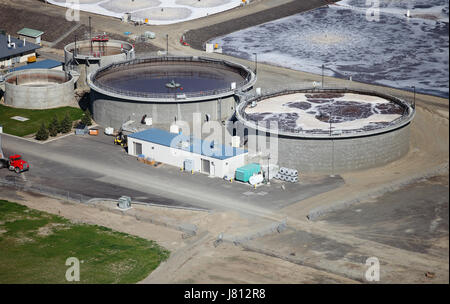 Ein Luftbild der Kläranlage mit Belüftung Teichen und Absetztanks. Stockfoto