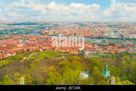 Blick auf die Prager Altstadt und grünen Park von Petrin-Turm-Aussichtsplattform an sonnigen Frühlingstag, Prag, Tschechische Republik Stockfoto