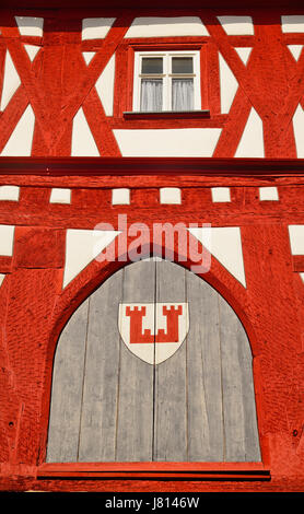 Deutschland, Bayern, Rothenburg Ob der Tauber, Formen und Muster auf halb Fachwerkhaus im Marktplatz mit den Wappen der Städte. Stockfoto