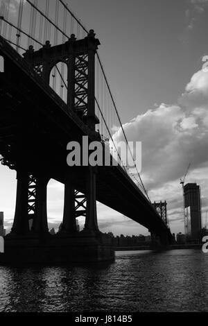 Blick über den East River mit Silhouetten von die Stützbeine Pier von Manhattan Bridge von DUMBO in Brooklyn, New York. Stadt-Landschaft auf eine Stockfoto