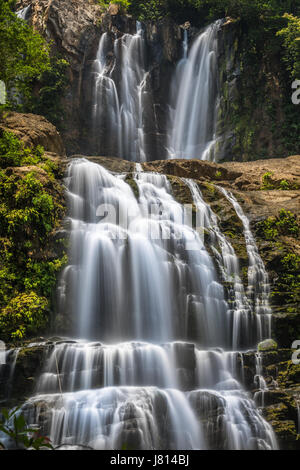 Obere und untere Nauyaca Wasserfälle in Costa Rica mit grauem Fels und grünen Büschen und Bäumen Stockfoto