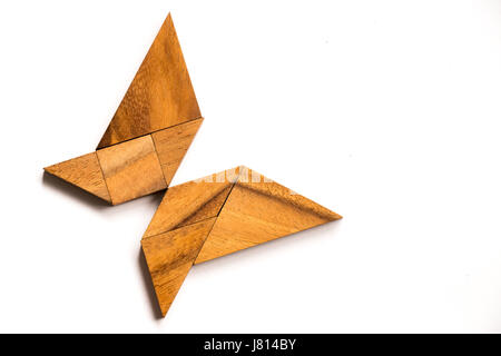 Hölzerne Tangram puzzle in Schmetterlingsform auf weißem Hintergrund Stockfoto