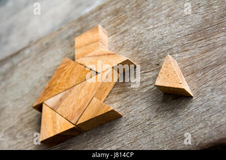 Hölzerne Tangram Puzzle warten zu Hause Form für Build Traum nach Hause oder glücklich Lebenskonzept zu erfüllen Stockfoto