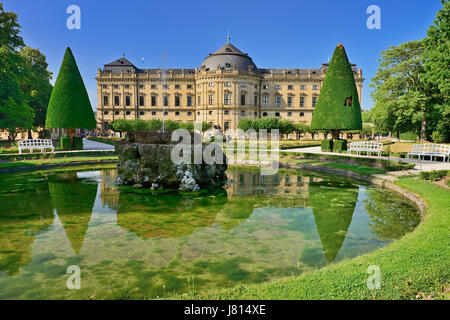 Deutschland, Bayern, Würzburg, Würzburger Residenz oder Residenz, Hofgarten oder Hofgarten, aus dem Süd-Garten ansehen.