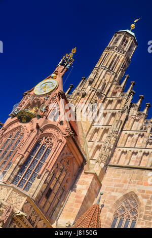 Deutschland, Bayern, Nürnberg, Marktplatz, Fassade des 14. Jahrhunderts Frauenkirche oder Church of Our Lady, auch sichtbar ist das Männleinlaufen Mechaniker Stockfoto