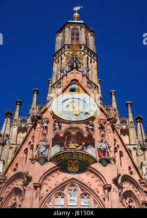 Deutschland, Bayern, Nürnberg, Marktplatz, Fassade des 14. Jahrhunderts Frauenkirche oder Church of Our Lady, auch sichtbar ist das Männleinlaufen Mechaniker Stockfoto