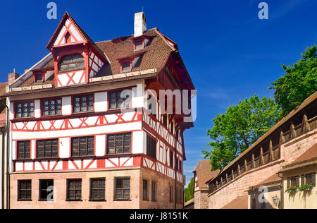 Deutschland, Bayern, Nürnberg, Albrecht-Dürer-Haus, Haus des deutschen Renaissance-Künstlers mit Stadtmauer hinter. Stockfoto