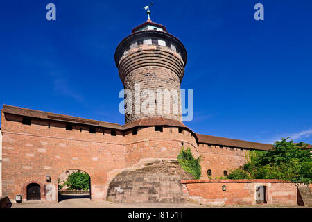 Deutschland, Bayern, Nürnberg, Kaiserburg oder Kaiserburg, Eingangstor und Sinwell Turm. Stockfoto