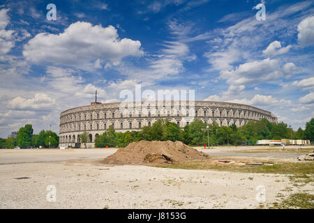 Deutschland, Bayern, Nürnberg, Reichsparteitagsgelände, Kongresshalle oder Kongresssaal mit Ödland im Vordergrund. Stockfoto