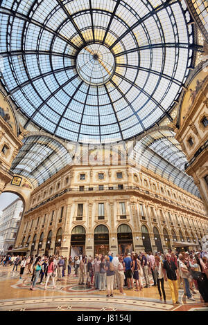 Italien, Lombardei, Mailand. Galleria Vittorio Emanuele, Blick auf den zentralen Bereich mit der Kuppel und Touristen. Stockfoto