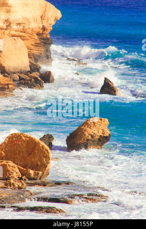 Meer Wellen und Berg unter der Sonne in Matruh, Ägypten / der schönen Küste Wellen und majestätischen Berg unter der Sonne in Matrou anzeigen Stockfoto