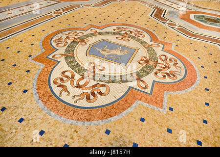 Italien, Lombardei, Mailand. Galleria Vittorio Emanuele, berühmten Bull Mosaik auf dem Boden, wo Tradition, dass, sagt wenn eine Person dreht sich um drei Mal Witz Stockfoto