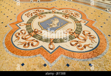 Italien, Lombardei, Mailand. Galleria Vittorio Emanuele, berühmten Bull Mosaik auf dem Boden, wo Tradition, dass, sagt wenn eine Person dreht sich um drei Mal Witz Stockfoto