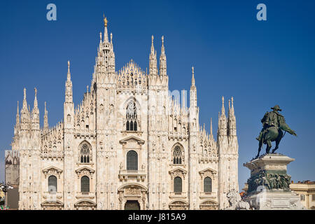 Italien, Lombardei, Mailand. Mailänder Dom oder Dom, ein Teil der Fassade mit der Statue des Königs Victor Emmanuel II auf dem Pferd vor der Tür. Stockfoto