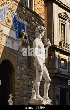 Italien, Toskana, Florenz, Piazza della Signoria, Nachbildung des berühmten David-Statue von Michelangelo mit dem Palazzo Vecchio als Hintergrund. Stockfoto