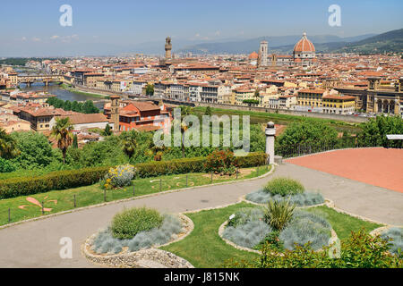 Italien, Toskana, Florenz, Fluss Arno mit Ponte Vecchio und die Kuppel des Doms von Piazzale Michelangelo gesehen. Stockfoto