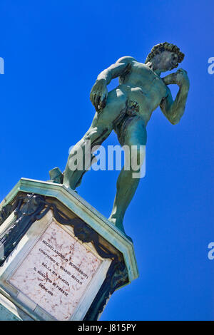Italien, Toskana, Florenz, Piazzale Michelangelo, Nachbildung des berühmten David-Statue von Michelangelo. Stockfoto
