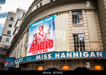 Miranda Hart: die tyrannische Miss Hannigan in Annie am Piccadilly Theatre, London, UK Stockfoto