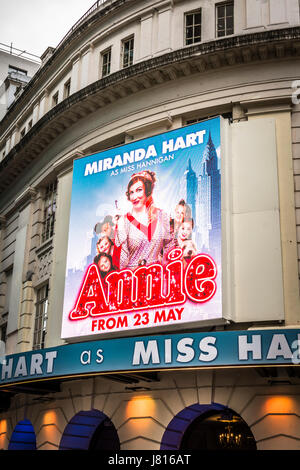 Miranda Hart: die tyrannische Miss Hannigan in Annie am Piccadilly Theatre, London, UK Stockfoto