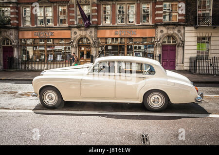 Ein Rolls-Royce Silver Cloud außerhalb Spink Auktionshaus auf Southampton Row, London, UK Stockfoto