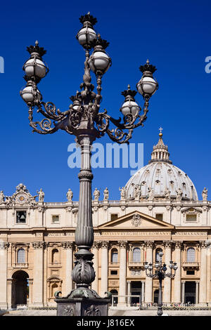 Italien, Vatikanstadt, St Peters-Platz mit der Fassade und die Kuppel der Basilika St Peters jenseits einer Straßenlaterne. Stockfoto
