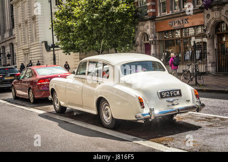 Ein Rolls-Royce Silver Cloud außerhalb Spink Auktionshaus auf Southampton Row, London, UK Stockfoto