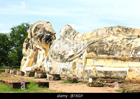 Riesige Buddha-Statue im historischen Park von Ayutthaya, Phra Nakhon Si Ayutthaya, Thailand Stockfoto