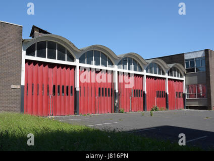 Stillgelegte Feuerwache mit krummlinigen Dach, fünf Buchten mit Glasfensterscheiben und roten Klapptüren, Bury lancashire uk Stockfoto