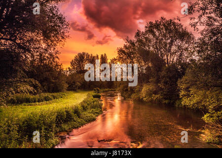 Eine bunte und dramatische Sonnenaufgang über den Fluss Kennet in Wiltshire. Stockfoto