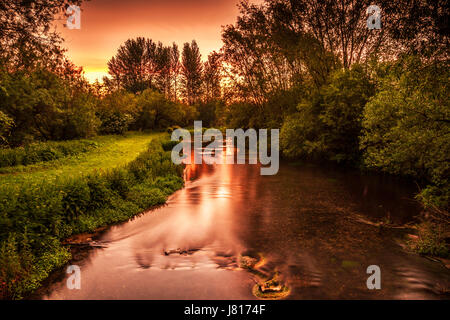 Eine bunte und dramatische Sonnenaufgang über den Fluss Kennet in Wiltshire. Stockfoto