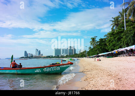 Ein Boot wartet auf Kunden auf Pattaya Beach. Stockfoto