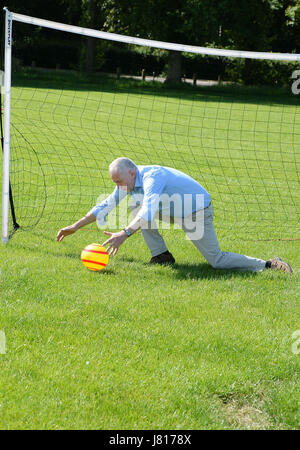 Labour-Partei Führer Jeremy Corbyn einen Elfmeter von einem Kind bei einem Besuch in Hackney Sümpfe Fußballplätze, Labour Manifest Engagement spart für 5 % der Premier League TV Rechte Einkommens sicherzustellen hervorheben wird in das Basis-Spiel, während eine allgemeine Wahlkampagne umgeleitet. Stockfoto