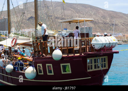 Die Retro-Galeone verwendet Peter Pan für Touristen, die Spaß am Kai in Los Cristianos mit Besatzung und die Passagiere an Bord in Teneriffa Blätter Touren Stockfoto