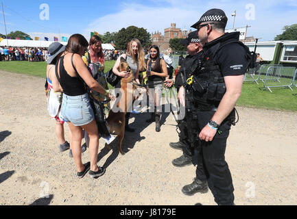 Bewaffnete Polizisten patrouillieren außen Burton Constable Hall in Hull, vor BBC Radio 1's Big Weekend, wie Briten aufgefordert wurden, ihre Bank Holiday Wochenende zu genießen, wie geplant, nachdem Polizei überprüft Sicherheit an mehr als 1.300 Ereignisse nach dem Manchester-Terror-Anschlag. Stockfoto