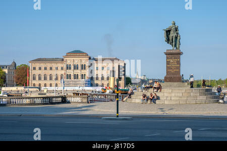 Blick vom Slottsbacken in Stockholm in Richtung der Statue von König Gustaf III. und das National Museum der Schönen Künste Stockfoto