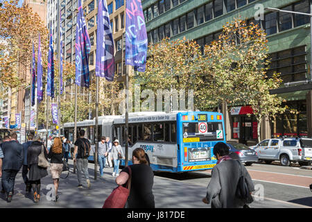 Sydney Bus in York Street in der Nähe von Wynyard Station, Sydney Stadtzentrum, NSW, Australien Stockfoto