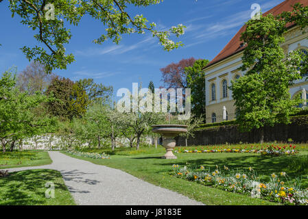 Dachau ist heute zunächst mit dem ersten deutschen Konzentrationslager verbunden, aber es ist noch mehr als das in Dachau Geschichte - Schloss Dachau. Stockfoto