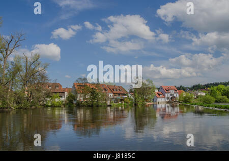 Die malerische Kallmünz ist bekannt für seine vielen Künstlern, die hier lebten und arbeiteten. Zum Beispiel die berühmte Malerin Gabriele Münter und Wassily Kandinsky Stockfoto