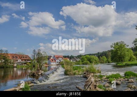 Die malerische Kallmünz ist bekannt für seine vielen Künstlern, die hier lebten und arbeiteten. Zum Beispiel die berühmte Malerin Gabriele Münter und Wassily Kandinsky Stockfoto