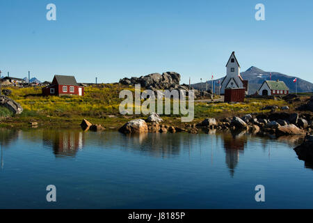 Europa, Grönland, Kujalleq Gemeinde, Nanortalik (Ort der Eisbären), alten Blick auf den Hafen mit der lutherischen Kirche Stockfoto