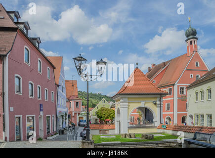 Die malerische Kallmünz ist bekannt für seine vielen Künstlern, die hier lebten und arbeiteten. Zum Beispiel die berühmte Malerin Gabriele Münter und Wassily Kandinsky Stockfoto